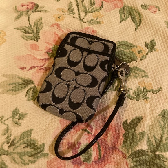 Poppy Coach Wristlet - Picture 4 of 6